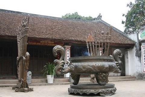Khoa Lý luận Chính trị - Pháp luật tổ chức chuyến thăm quan, tìm hiểu truyền thống văn hóa tại Đền Trần, Thành phố Nam Định.