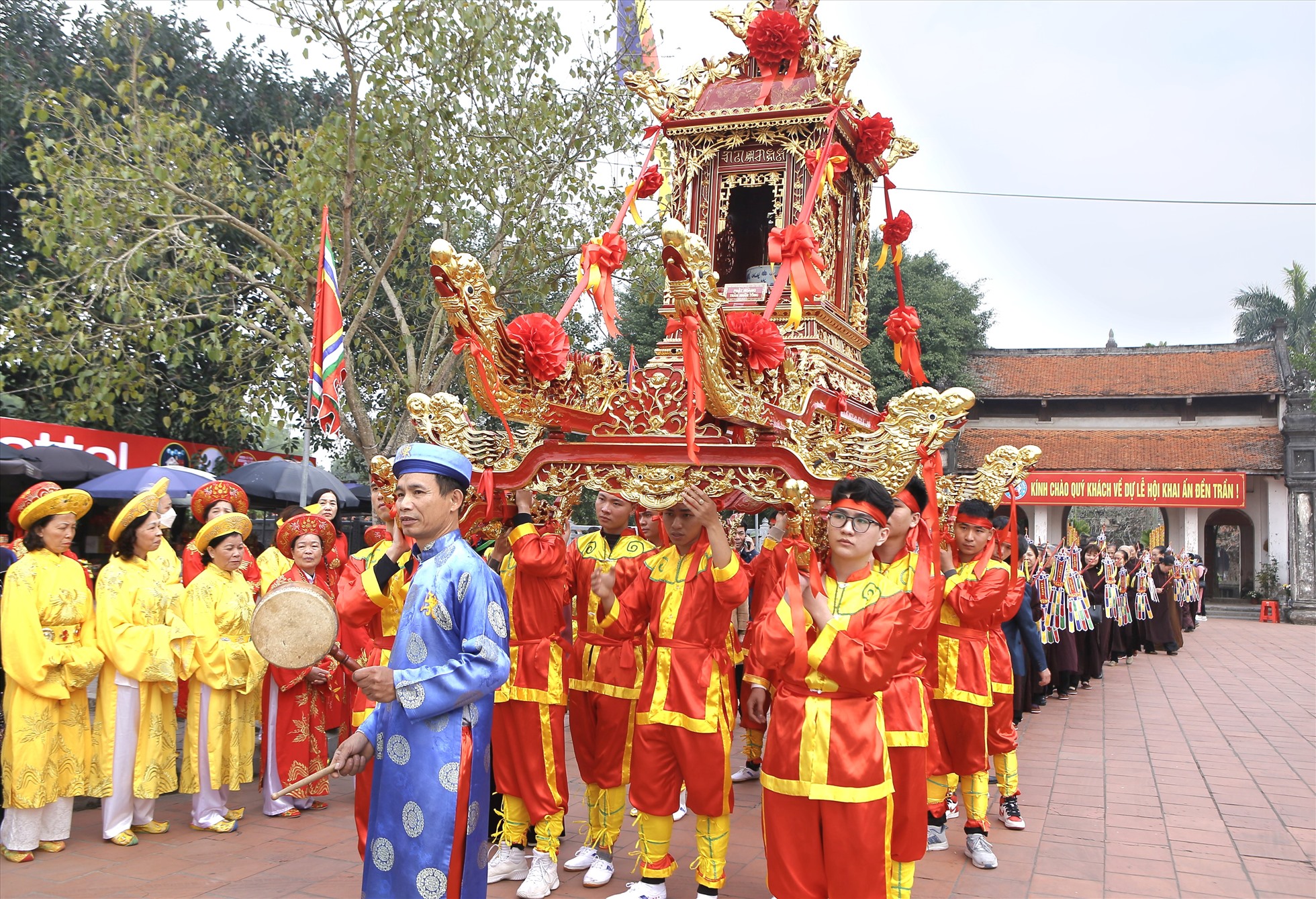 Khoa Lý luận Chính trị - Pháp luật tổ chức chuyến thăm quan, tìm hiểu truyền thống văn hóa tại Đền Trần, Thành phố Nam Định.
