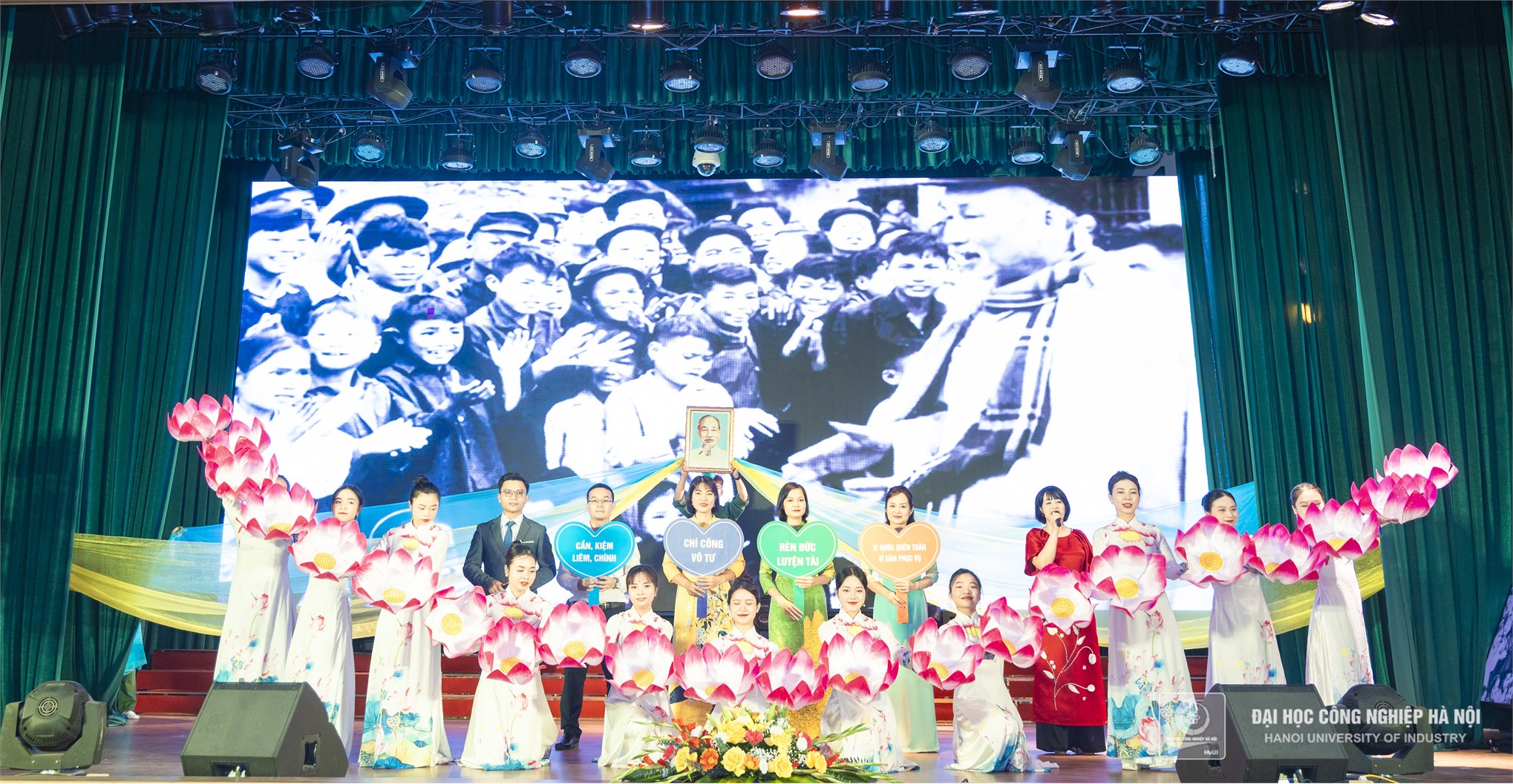Đội liên quân có Khoa Lý luận Chính trị - Pháp luật vinh dự đạt giải nhì cuộc thi Học tập, làm theo tư tưởng, đạo đức, phong cách Hồ Chí Minh Haui 2023