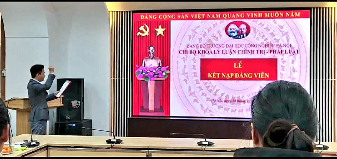 Chi bộ Khoa Lý luận Chính trị - Pháp luật tổ chức kết nạp quần chúng Phan Thanh Hoài vào đảng