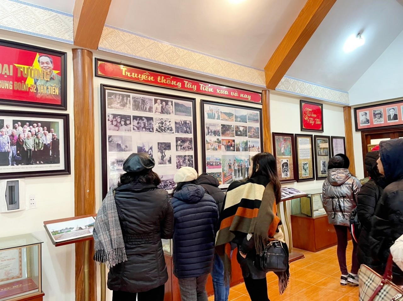 Chi bộ Lý luận Chính trị - Pháp luật đi tham quan thực tế tại Mộc Châu, Sơn La