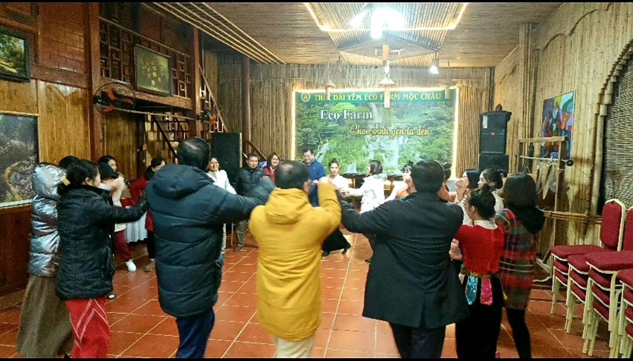 Chi bộ Lý luận Chính trị - Pháp luật đi tham quan thực tế tại Mộc Châu, Sơn La