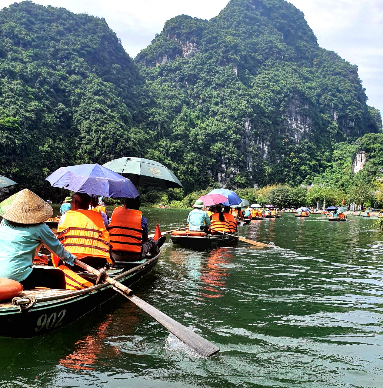 Chi bộ Khoa Lý luận Chính trị - Pháp luật có những trải nghiệm đầy ý nghĩa trong chuyến thực tế tại Ninh Bình