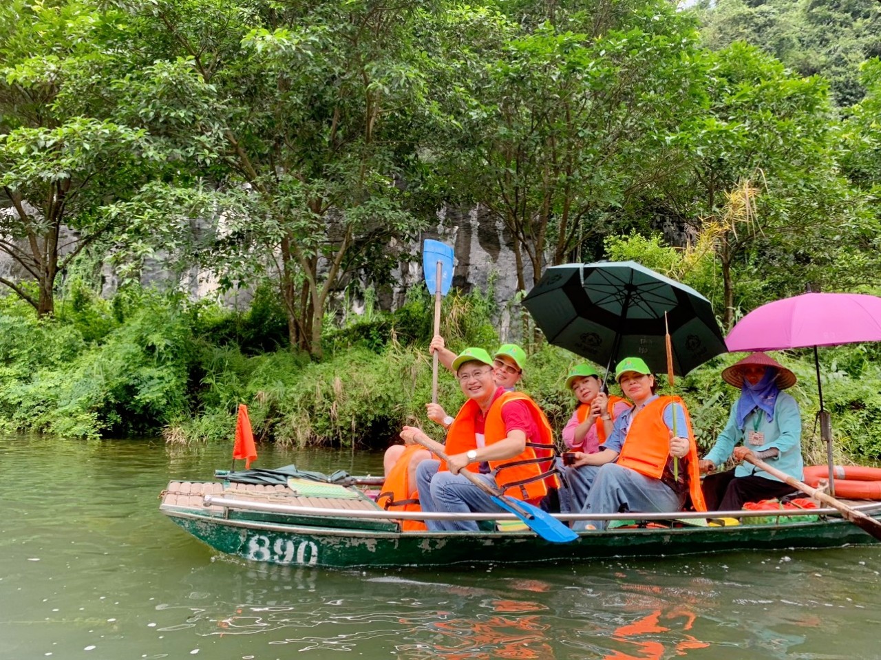 Chi bộ Khoa Lý luận Chính trị - Pháp luật có những trải nghiệm đầy ý nghĩa trong chuyến thực tế tại Ninh Bình