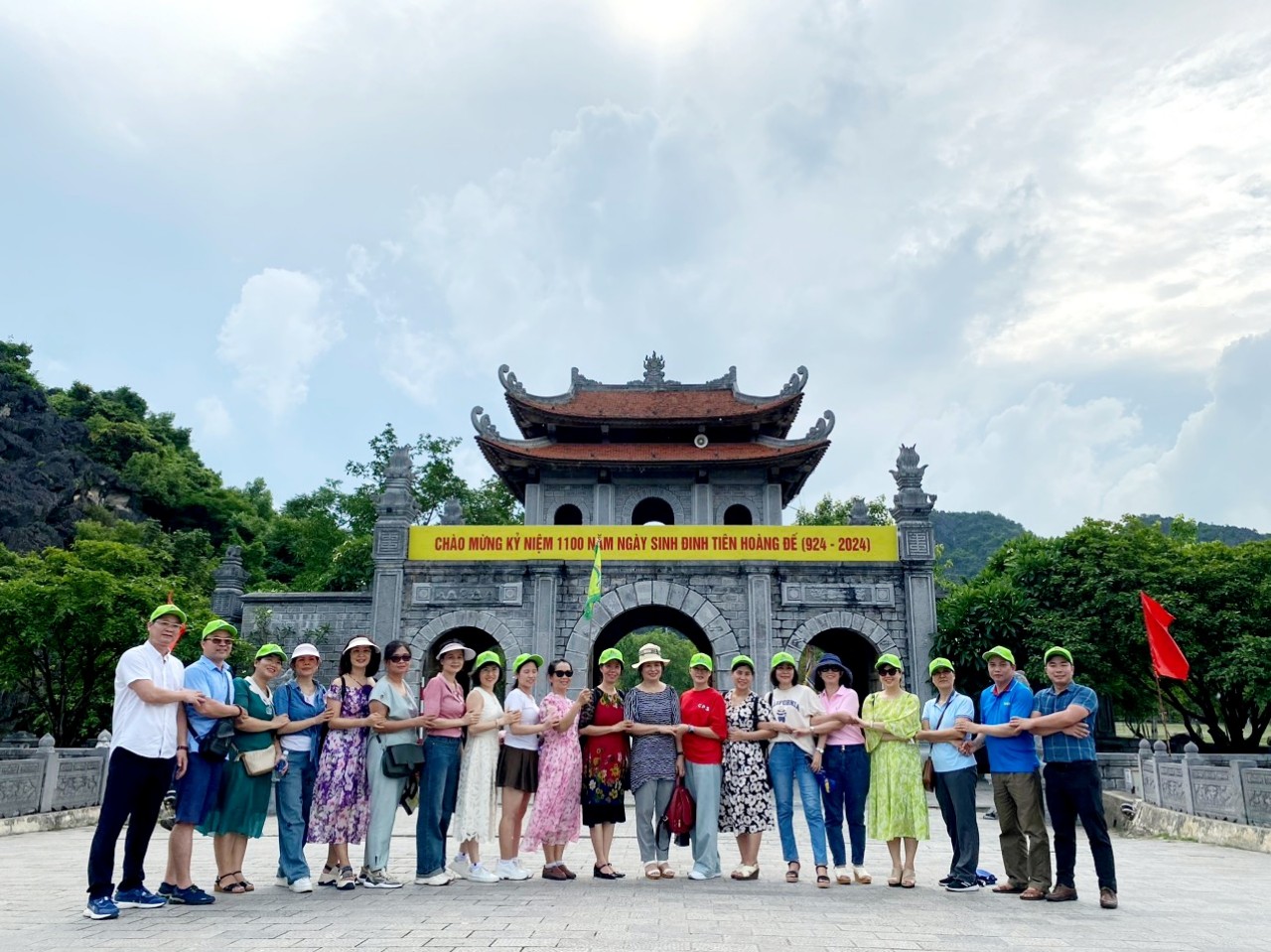 Chi bộ Khoa Lý luận Chính trị - Pháp luật có những trải nghiệm đầy ý nghĩa trong chuyến thực tế tại Ninh Bình