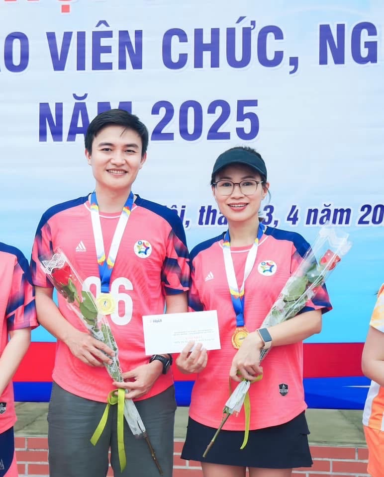 Chiến tích tự hào của thầy và trò Liên quân Đội 3: Khoa Lý luận chính trị - Pháp luật Trường Điện – Điện tử, Phòng TT Giáo dục, TT Công nghệ Ô tô và Đào tạo lái xe, TT Đào tạo Sau đại học tại Hội thao Trường Đại học Công nghiệp Hà Nội 2025