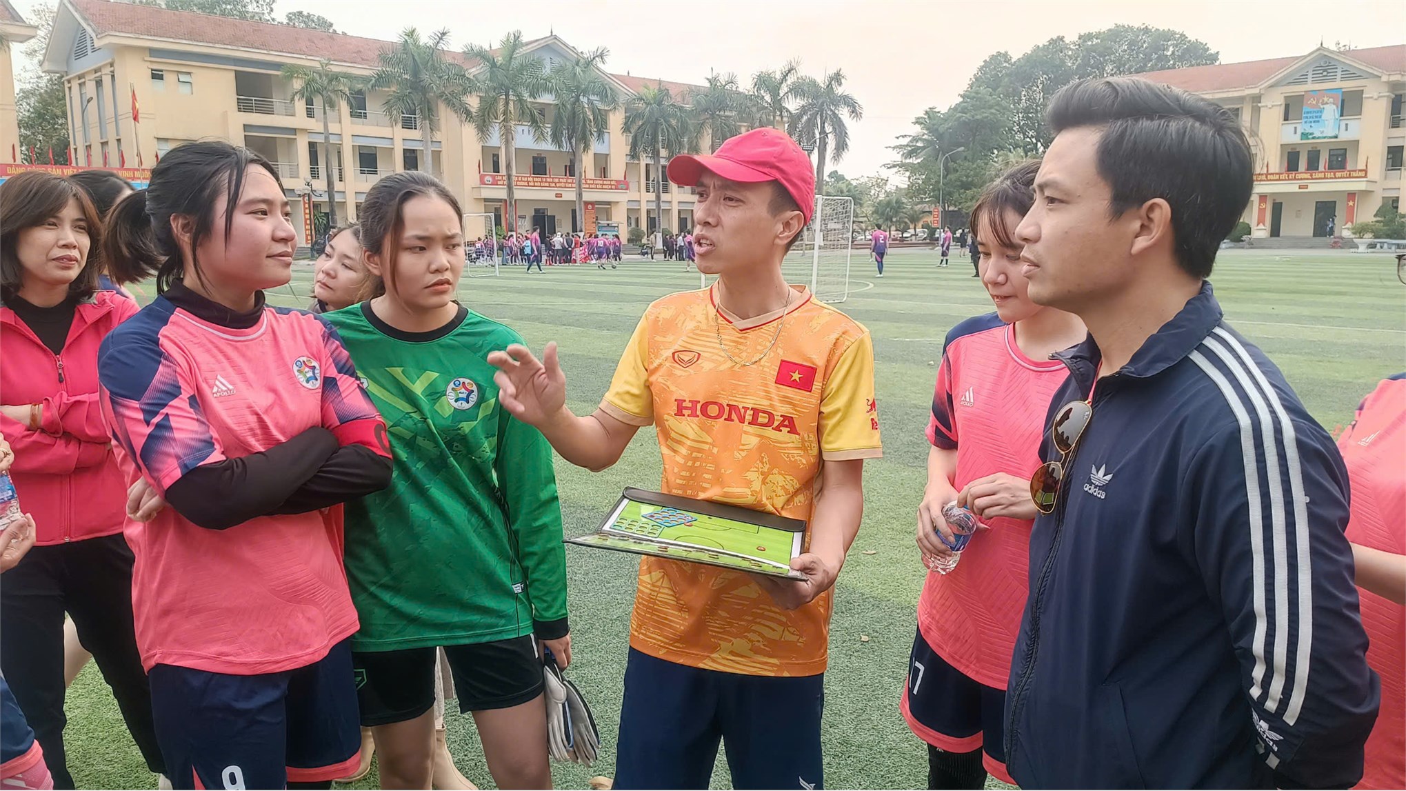 Chiến tích tự hào của thầy và trò Liên quân Đội 3: Khoa Lý luận chính trị - Pháp luật Trường Điện – Điện tử, Phòng TT Giáo dục, TT Công nghệ Ô tô và Đào tạo lái xe, TT Đào tạo Sau đại học tại Hội thao Trường Đại học Công nghiệp Hà Nội 2025