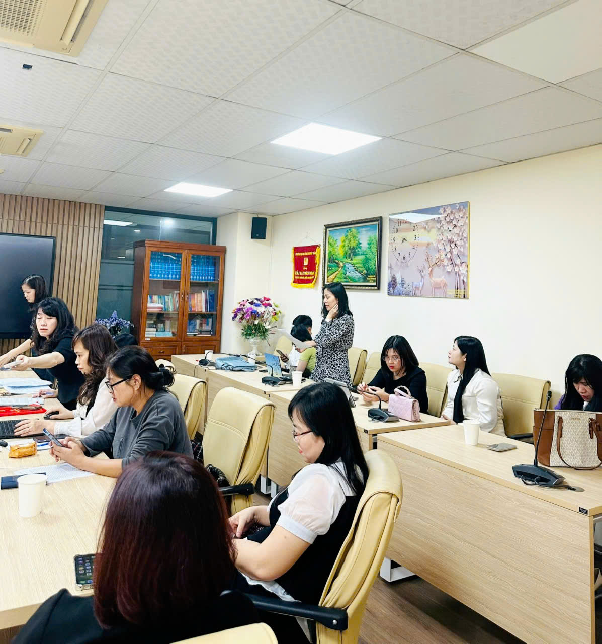 Ba chuyên đề chuyên sâu tại Hội nghị báo cáo chuyên đề đợt 1 năm học 2024-2025 Khoa Lý luận Chính trị - Pháp luật đã để lại dấu ấn sâu đậm về giá trị nghiên cứu và kinh nghiệm giảng dạy