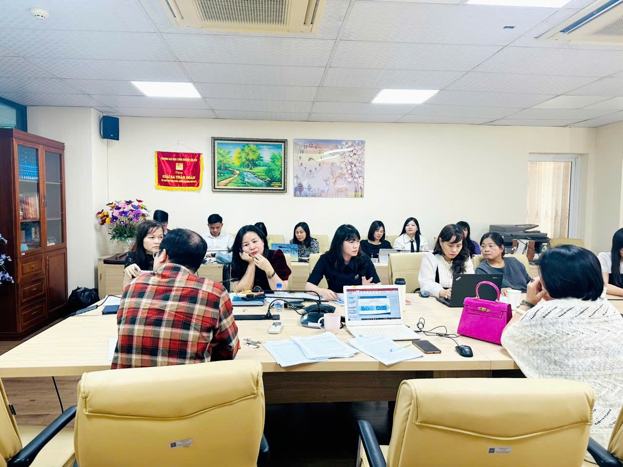 Ba chuyên đề chuyên sâu tại Hội nghị báo cáo chuyên đề đợt 1 năm học 2024-2025 Khoa Lý luận Chính trị - Pháp luật đã để lại dấu ấn sâu đậm về giá trị nghiên cứu và kinh nghiệm giảng dạy