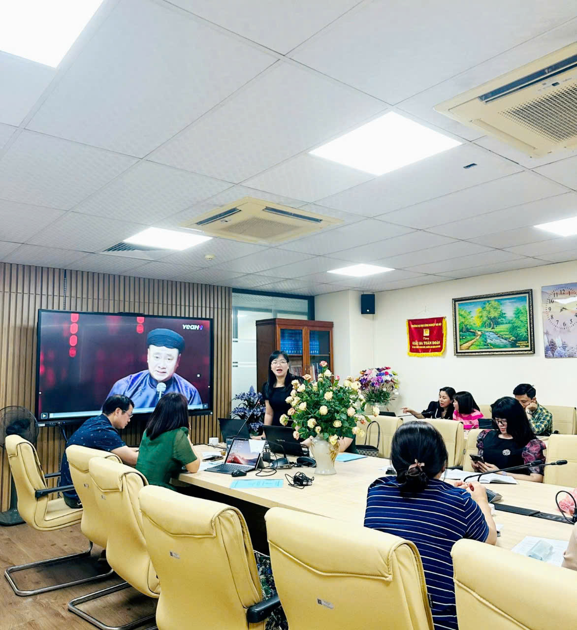 Ba bài Báo cáo chuyên đề đợt 2 năm học 2024 - 2025 của các nhóm tác giả trở thành buổi tọa đàm học thuật sôi nổi, ý nghĩa của toàn bộ giảng viên Khoa Lý luận Chính trị - Pháp luật