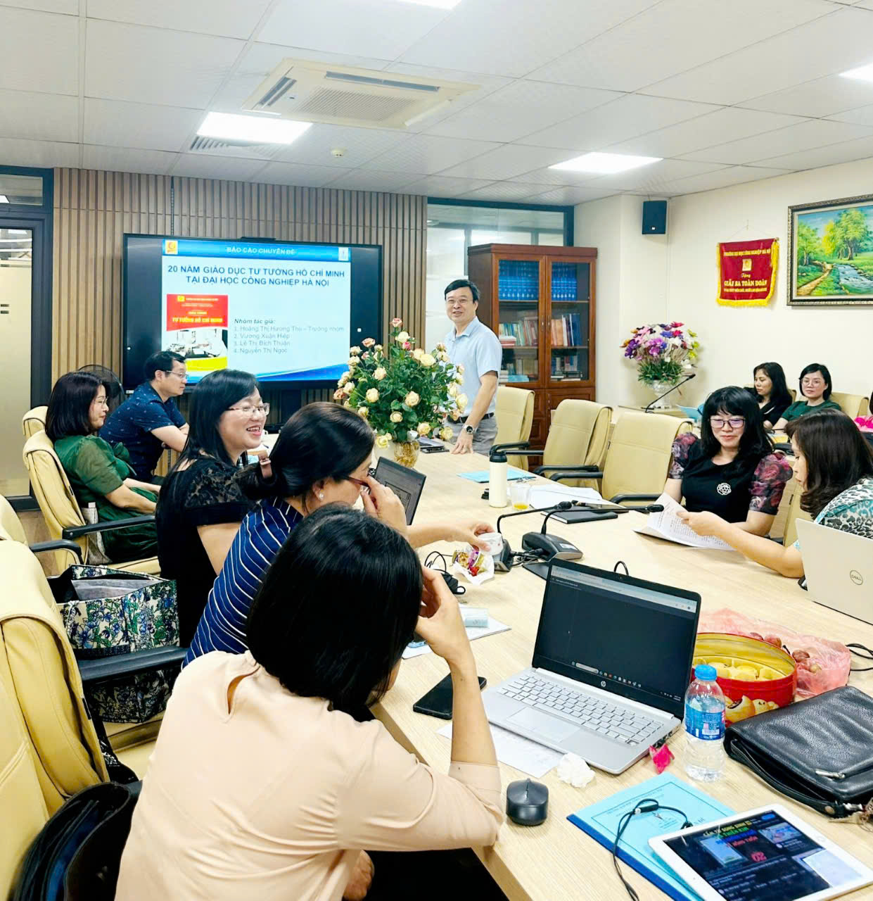 Ba bài Báo cáo chuyên đề đợt 2 năm học 2024 - 2025 của các nhóm tác giả trở thành buổi tọa đàm học thuật sôi nổi, ý nghĩa của toàn bộ giảng viên Khoa Lý luận Chính trị - Pháp luật