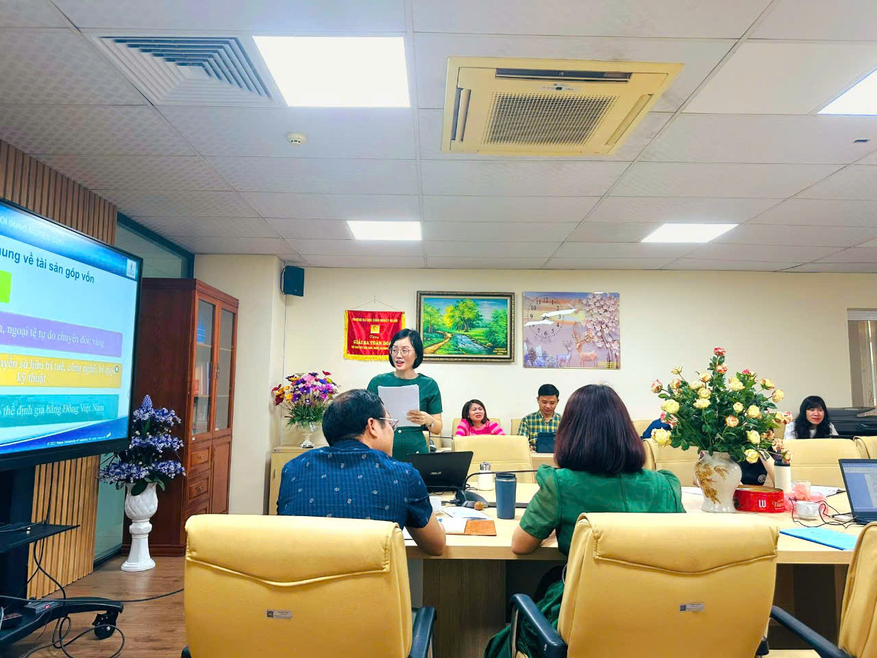 Ba bài Báo cáo chuyên đề đợt 2 năm học 2024 - 2025 của các nhóm tác giả trở thành buổi tọa đàm học thuật sôi nổi, ý nghĩa của toàn bộ giảng viên Khoa Lý luận Chính trị - Pháp luật