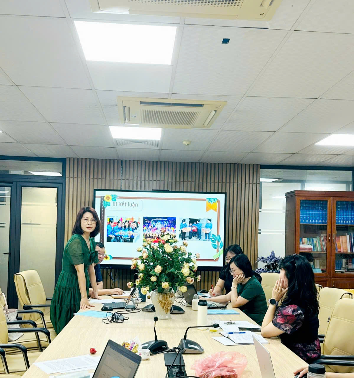 Ba bài Báo cáo chuyên đề đợt 2 năm học 2024 - 2025 của các nhóm tác giả trở thành buổi tọa đàm học thuật sôi nổi, ý nghĩa của toàn bộ giảng viên Khoa Lý luận Chính trị - Pháp luật