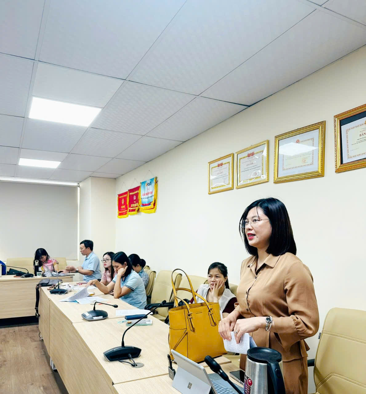 Ba bài Báo cáo chuyên đề đợt 2 năm học 2024 - 2025 của các nhóm tác giả trở thành buổi tọa đàm học thuật sôi nổi, ý nghĩa của toàn bộ giảng viên Khoa Lý luận Chính trị - Pháp luật
