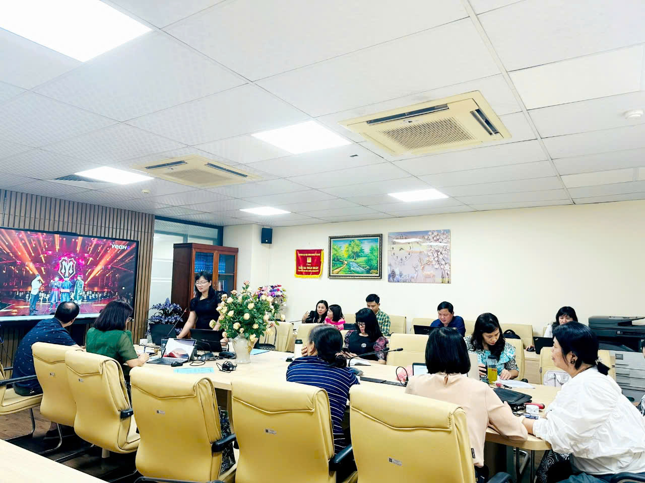 Ba bài Báo cáo chuyên đề đợt 2 năm học 2024 - 2025 của các nhóm tác giả trở thành buổi tọa đàm học thuật sôi nổi, ý nghĩa của toàn bộ giảng viên Khoa Lý luận Chính trị - Pháp luật