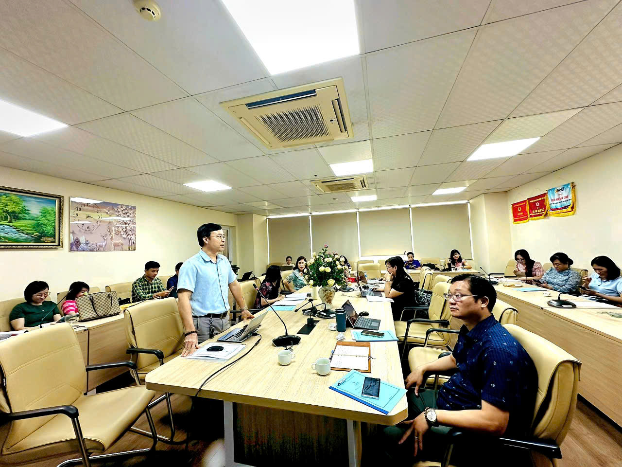 Ba bài Báo cáo chuyên đề đợt 2 năm học 2024 - 2025 của các nhóm tác giả trở thành buổi tọa đàm học thuật sôi nổi, ý nghĩa của toàn bộ giảng viên Khoa Lý luận Chính trị - Pháp luật
