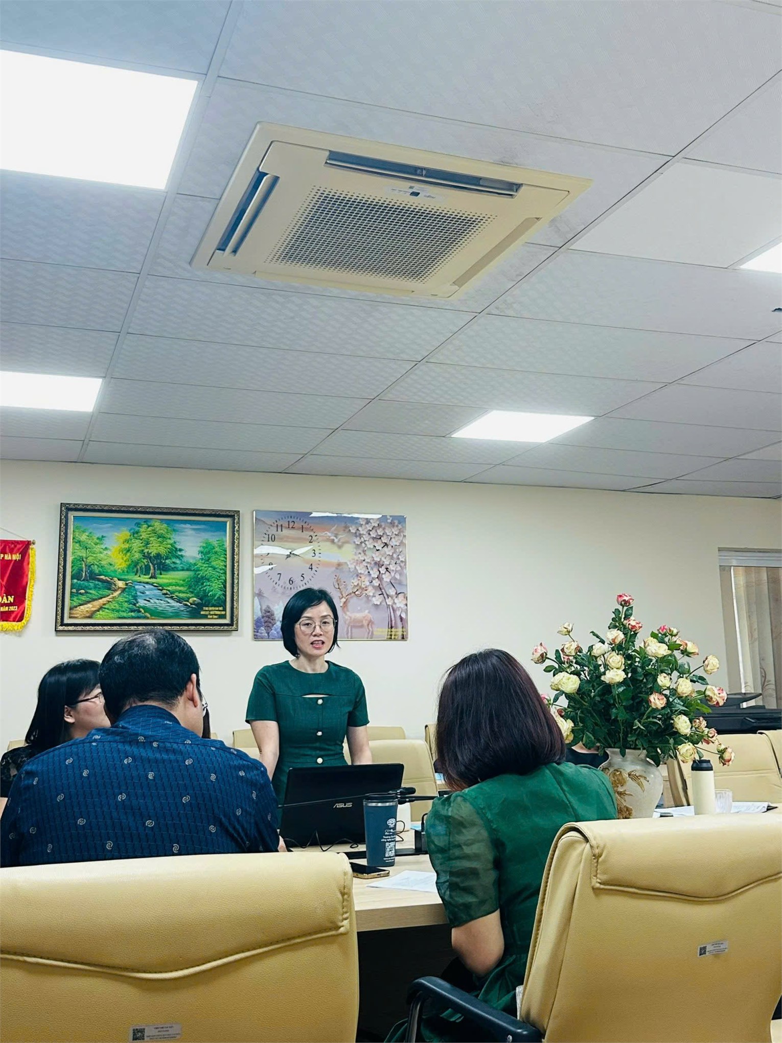 Ba bài Báo cáo chuyên đề đợt 2 năm học 2024 - 2025 của các nhóm tác giả trở thành buổi tọa đàm học thuật sôi nổi, ý nghĩa của toàn bộ giảng viên Khoa Lý luận Chính trị - Pháp luật