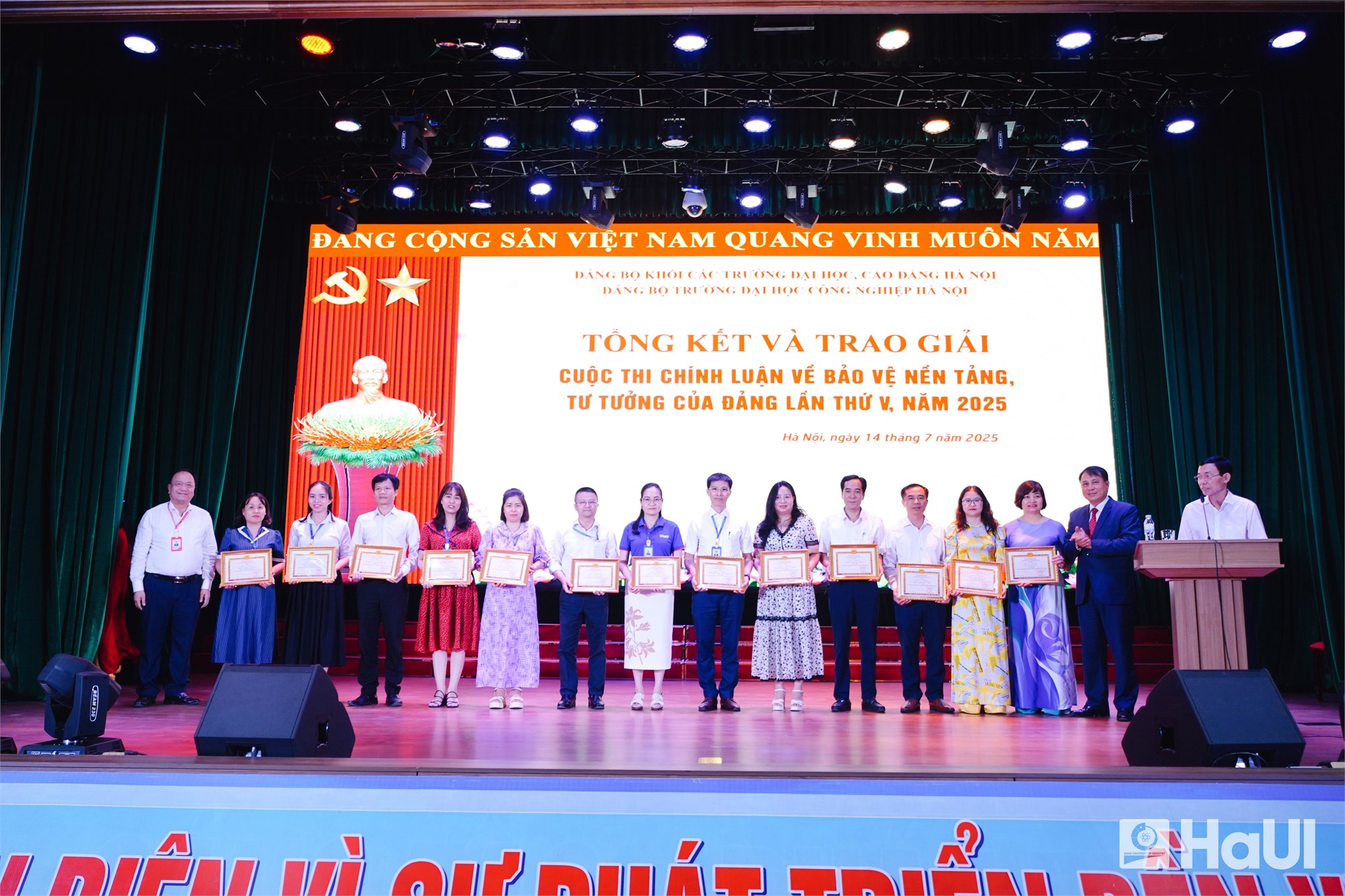 Chi bộ Khoa Lý luận Chính trị - Pháp luật vinh dự nhận những giải thưởng cao nhất trong “Cuộc thi chính luận bảo vệ nền tảng tư tưởng của Đảng lần thứ V, năm 2025”