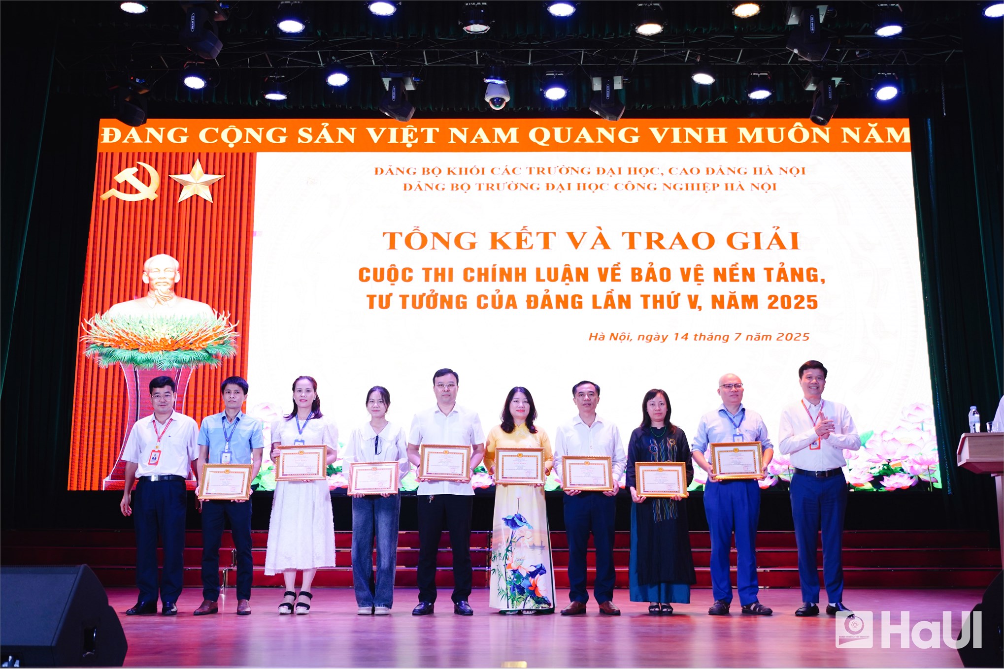 Chi bộ Khoa Lý luận Chính trị - Pháp luật vinh dự nhận những giải thưởng cao nhất trong “Cuộc thi chính luận bảo vệ nền tảng tư tưởng của Đảng lần thứ V, năm 2025”