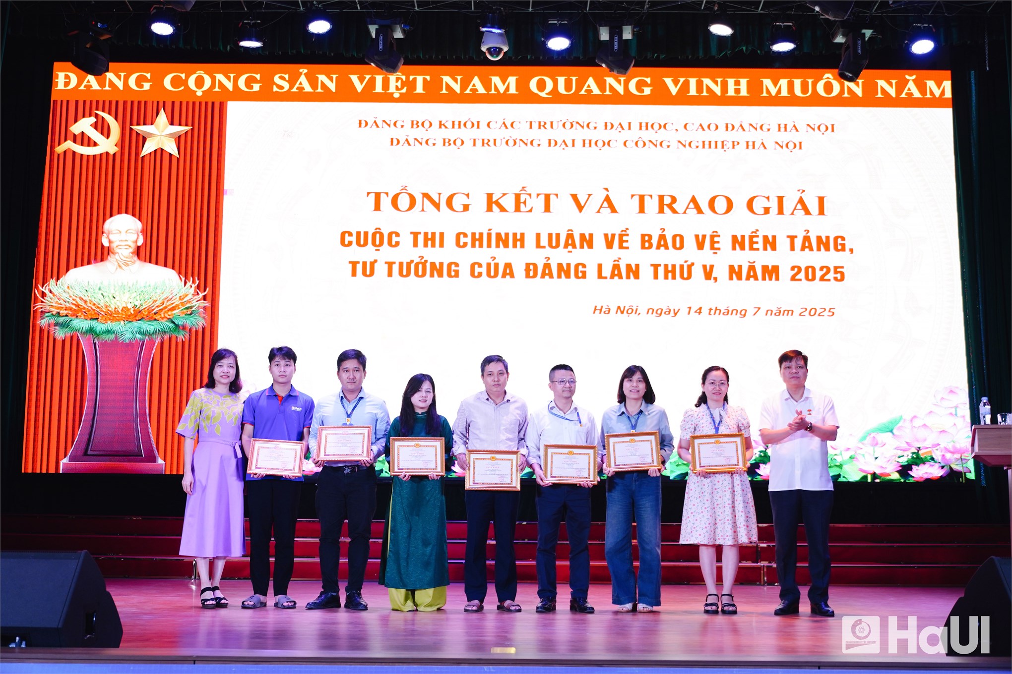 Chi bộ Khoa Lý luận Chính trị - Pháp luật vinh dự nhận những giải thưởng cao nhất trong “Cuộc thi chính luận bảo vệ nền tảng tư tưởng của Đảng lần thứ V, năm 2025”