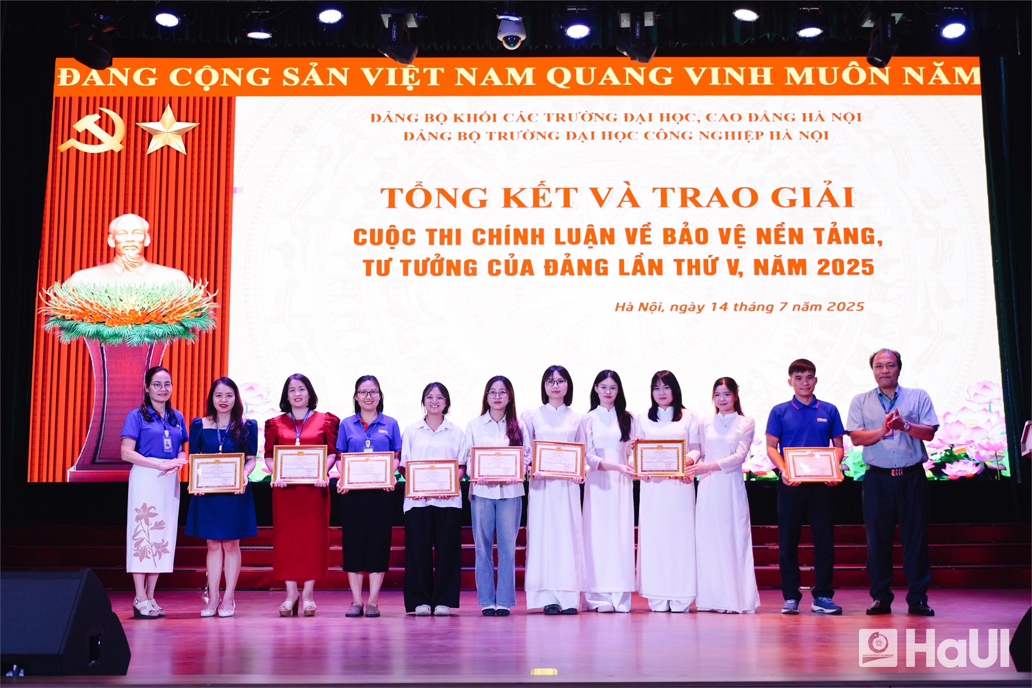 Chi bộ Khoa Lý luận Chính trị - Pháp luật vinh dự nhận những giải thưởng cao nhất trong “Cuộc thi chính luận bảo vệ nền tảng tư tưởng của Đảng lần thứ V, năm 2025”