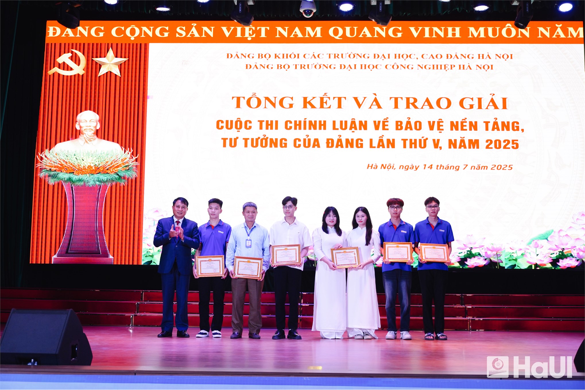 Chi bộ Khoa Lý luận Chính trị - Pháp luật vinh dự nhận những giải thưởng cao nhất trong “Cuộc thi chính luận bảo vệ nền tảng tư tưởng của Đảng lần thứ V, năm 2025”