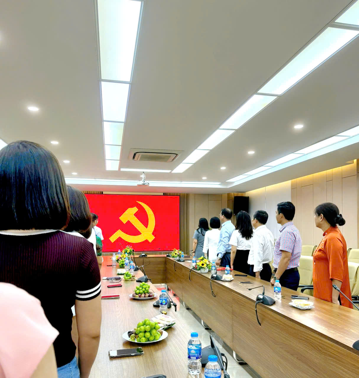 Chi bộ Khoa Lý luận Chính trị - Pháp luật tổ chức kết nạp quần chúng Nguyễn Nữ Huyền trở thành đảng viên thứ 32 của Chi bộ