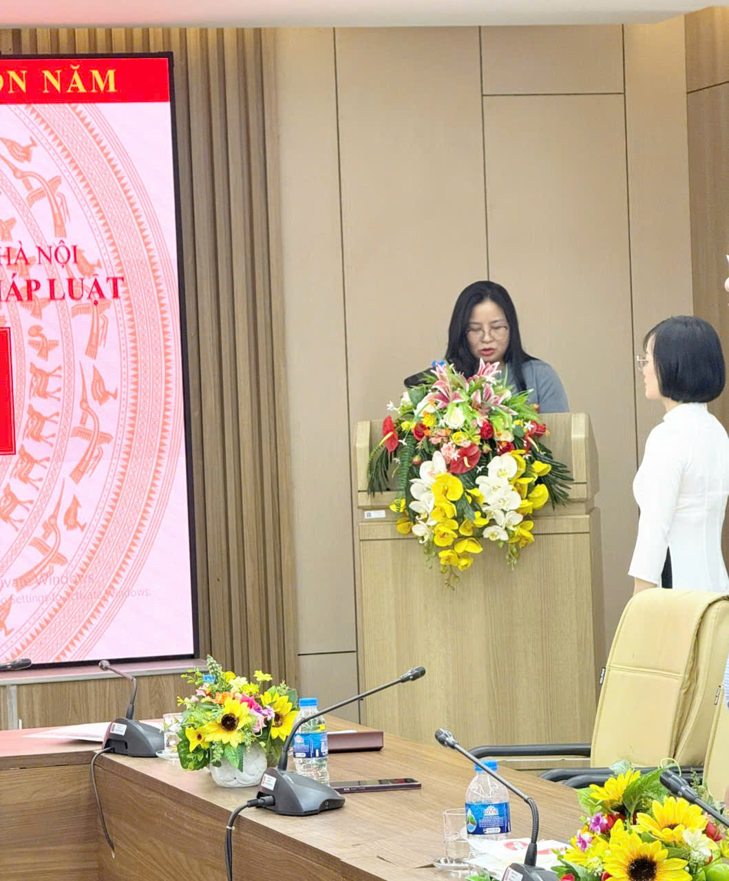 Chi bộ Khoa Lý luận Chính trị - Pháp luật tổ chức kết nạp quần chúng Nguyễn Nữ Huyền trở thành đảng viên thứ 32 của Chi bộ