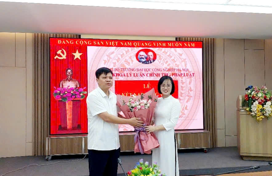 Chi bộ Khoa Lý luận Chính trị - Pháp luật tổ chức kết nạp quần chúng Nguyễn Nữ Huyền trở thành đảng viên thứ 32 của Chi bộ