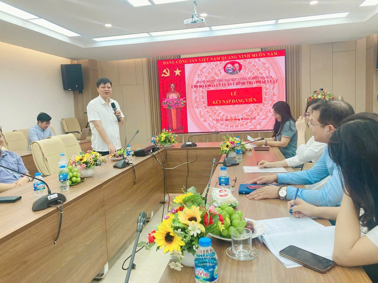 Chi bộ Khoa Lý luận Chính trị - Pháp luật tổ chức kết nạp quần chúng Nguyễn Nữ Huyền trở thành đảng viên thứ 32 của Chi bộ