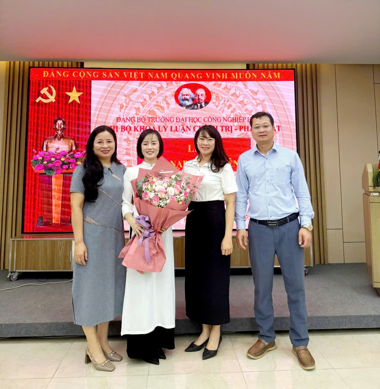 Chi bộ Khoa Lý luận Chính trị - Pháp luật tổ chức kết nạp quần chúng Nguyễn Nữ Huyền trở thành đảng viên thứ 32 của Chi bộ