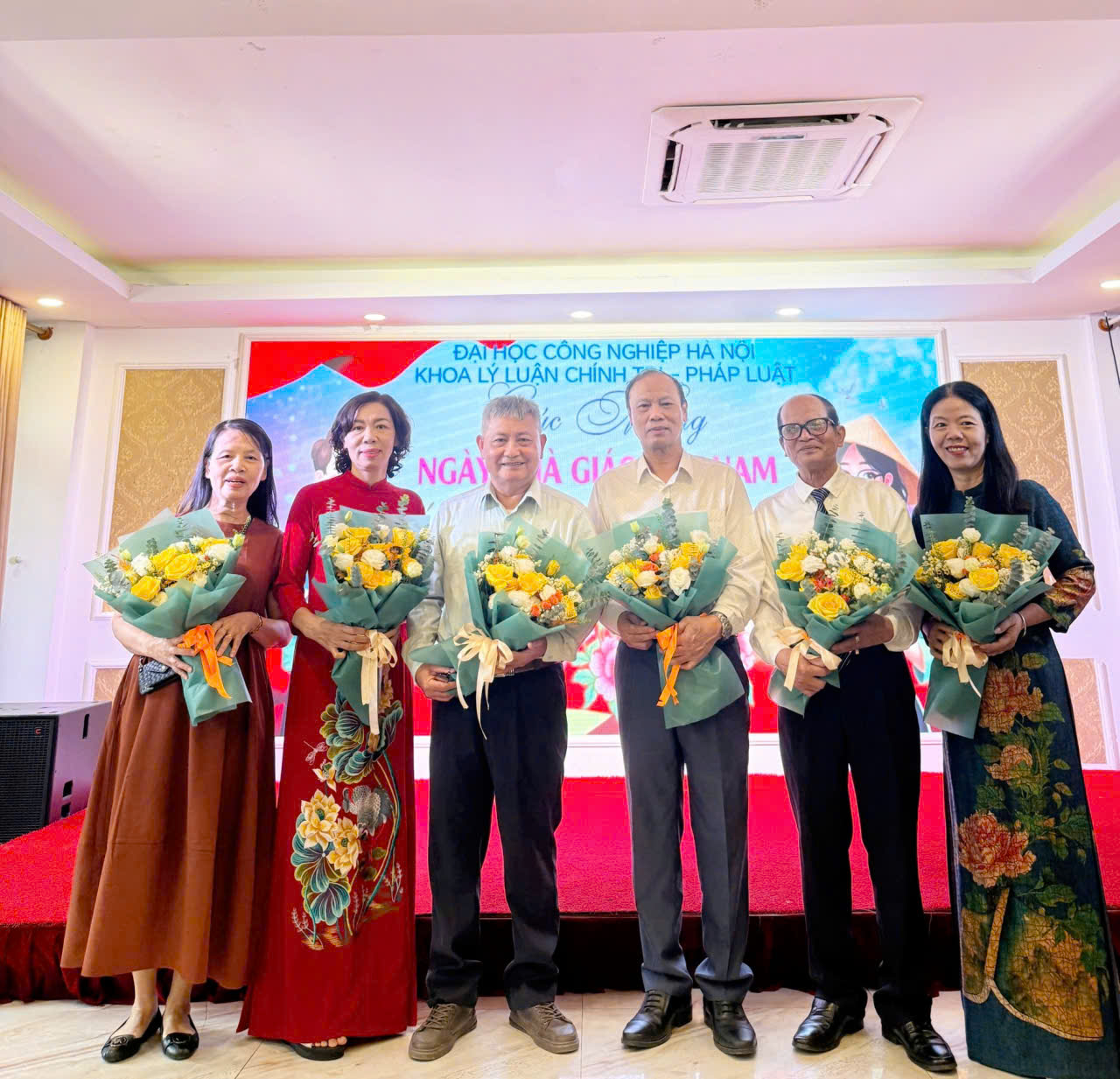 Khoa Lý luận Chính trị - Pháp luật hân hoan chào mừng Ngày Nhà giáo Việt Nam 20/11