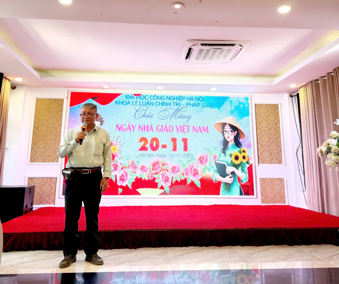 Khoa Lý luận Chính trị - Pháp luật hân hoan chào mừng Ngày Nhà giáo Việt Nam 20/11