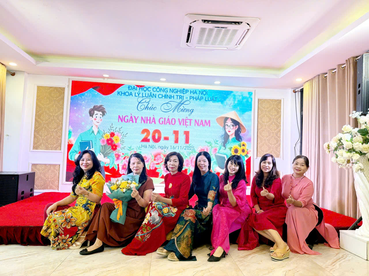 Khoa Lý luận Chính trị - Pháp luật hân hoan chào mừng Ngày Nhà giáo Việt Nam 20/11