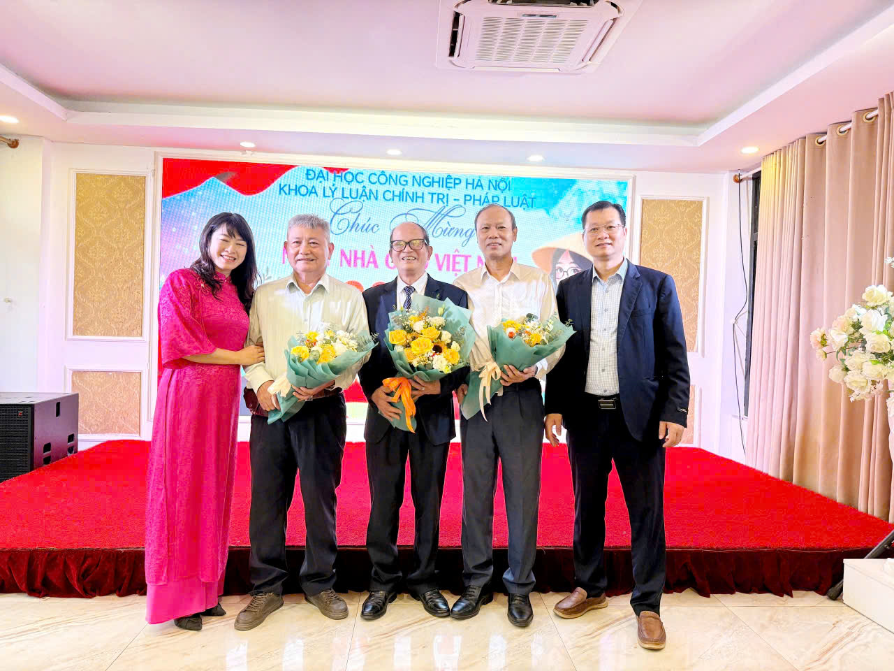 Khoa Lý luận Chính trị - Pháp luật hân hoan chào mừng Ngày Nhà giáo Việt Nam 20/11