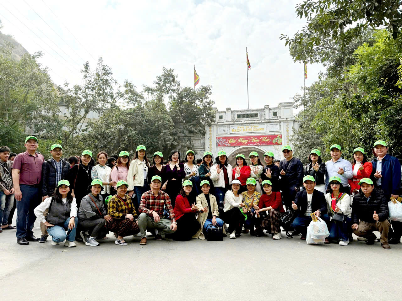 Chi bộ Khoa Lý luận Chính trị - Pháp luật tổ chức chuyến thực tế giáo dục truyền thống tại khu di tích Bạch Đằng Giang (Hải Phòng)