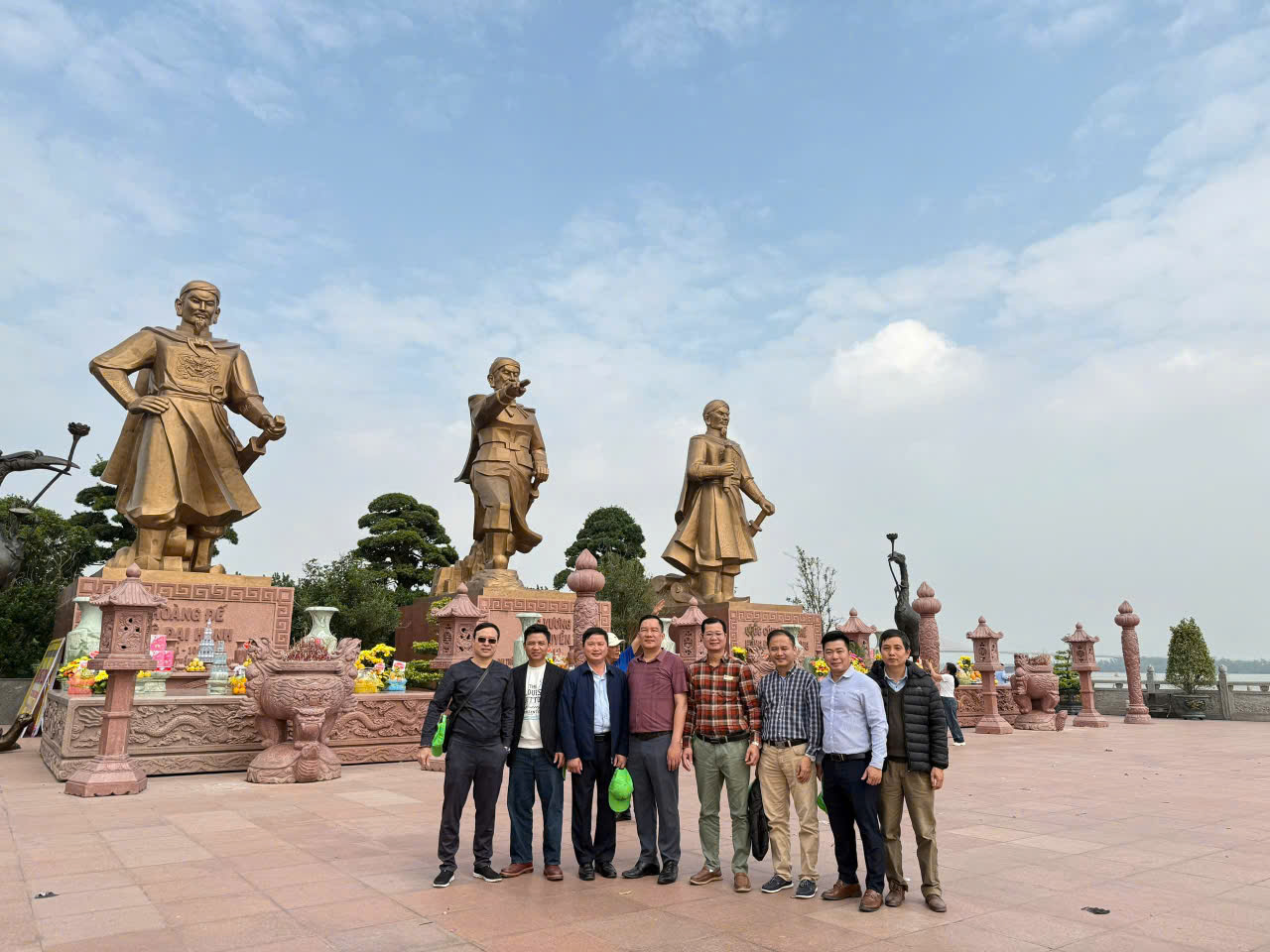 Chi bộ Khoa Lý luận Chính trị - Pháp luật tổ chức chuyến thực tế giáo dục truyền thống tại khu di tích Bạch Đằng Giang (Hải Phòng)