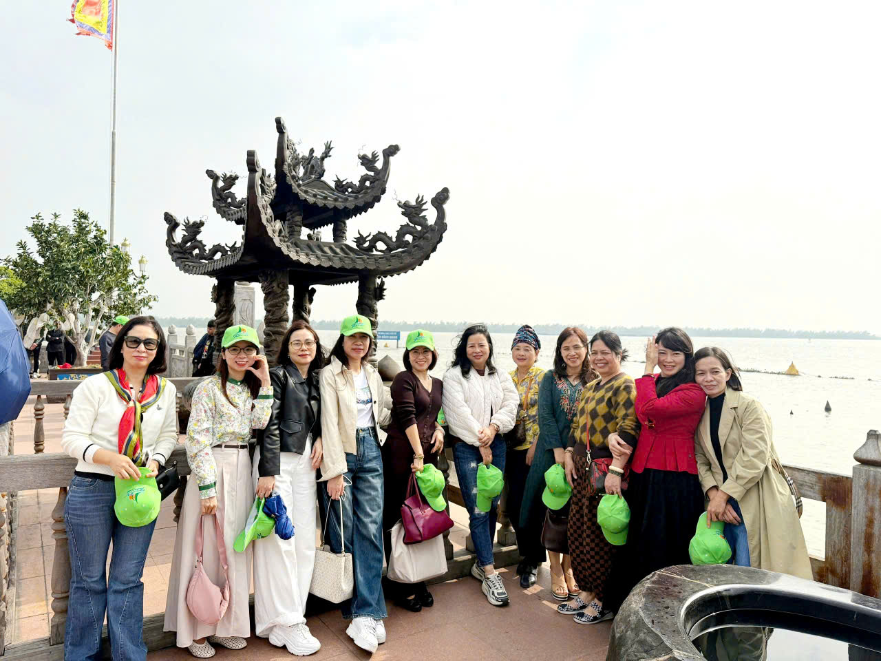 Chi bộ Khoa Lý luận Chính trị - Pháp luật tổ chức chuyến thực tế giáo dục truyền thống tại khu di tích Bạch Đằng Giang (Hải Phòng)