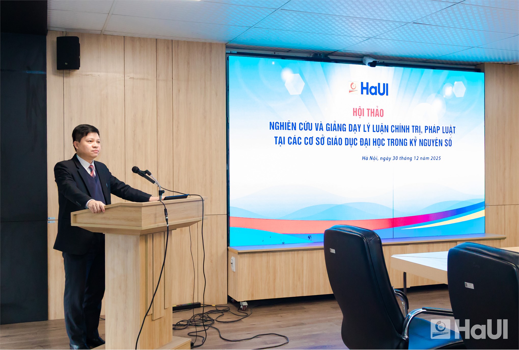 “Nghiên cứu và giảng dạy lý luận chính trị, pháp luật tại các cơ sở giáo dục đại học trong kỷ nguyên số” – Hội thảo khoa học HaUi 2025