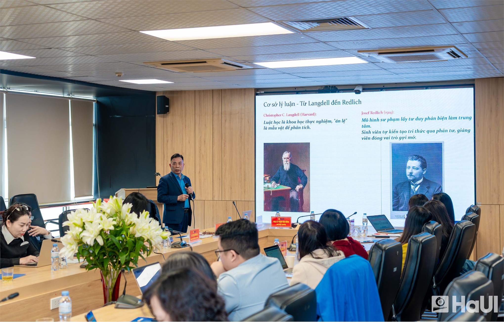 “Nghiên cứu và giảng dạy lý luận chính trị, pháp luật tại các cơ sở giáo dục đại học trong kỷ nguyên số” – Hội thảo khoa học HaUi 2025