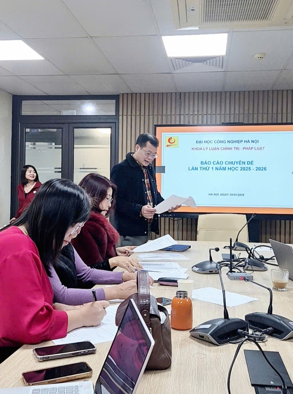 Hội nghị báo cáo chuyên đề chuyên sâu lần thứ nhất năm học 2025–2026 Khoa Lý luận Chính trị – Pháp luật, Đại học Công nghiệp Hà Nội