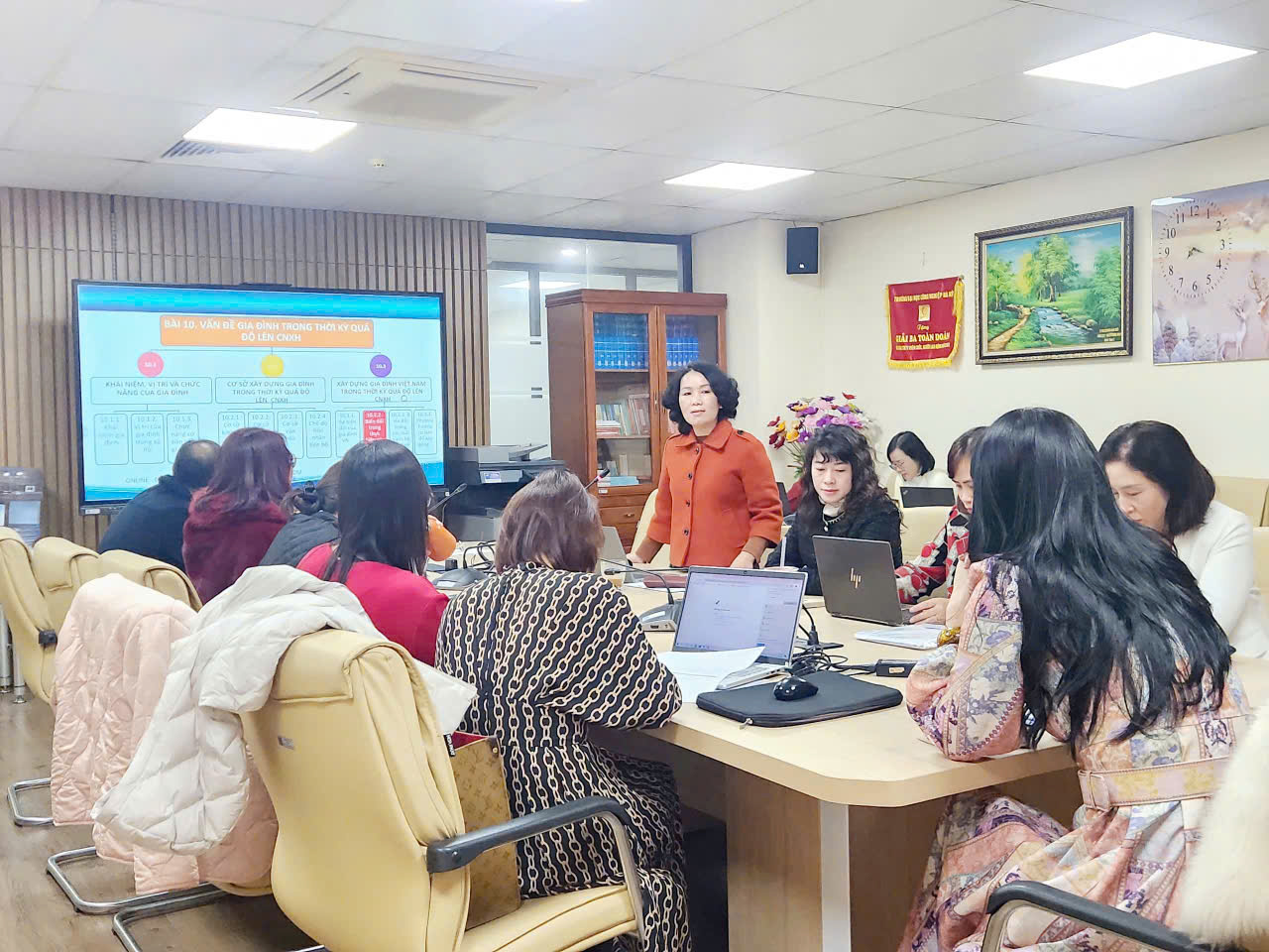 Hội nghị báo cáo chuyên đề chuyên sâu lần thứ nhất năm học 2025–2026 Khoa Lý luận Chính trị – Pháp luật, Đại học Công nghiệp Hà Nội