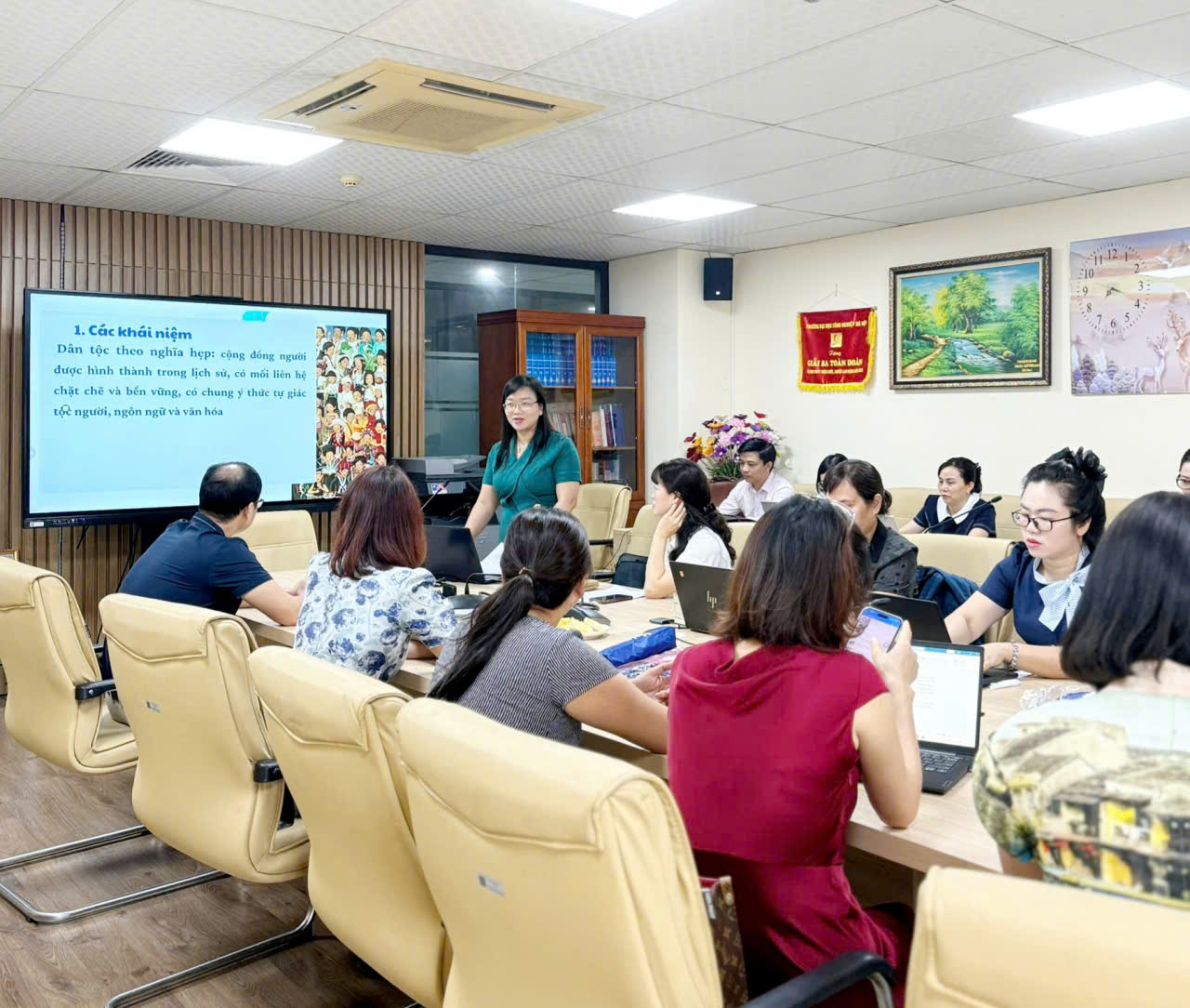 Khoa lý luận chính trị - pháp luật tổ chức hội nghị báo cáo chuyên đề chuyên sâu lĩnh vực lý luận chính trị, pháp luật đợt 2 năm học 2025 - 2026