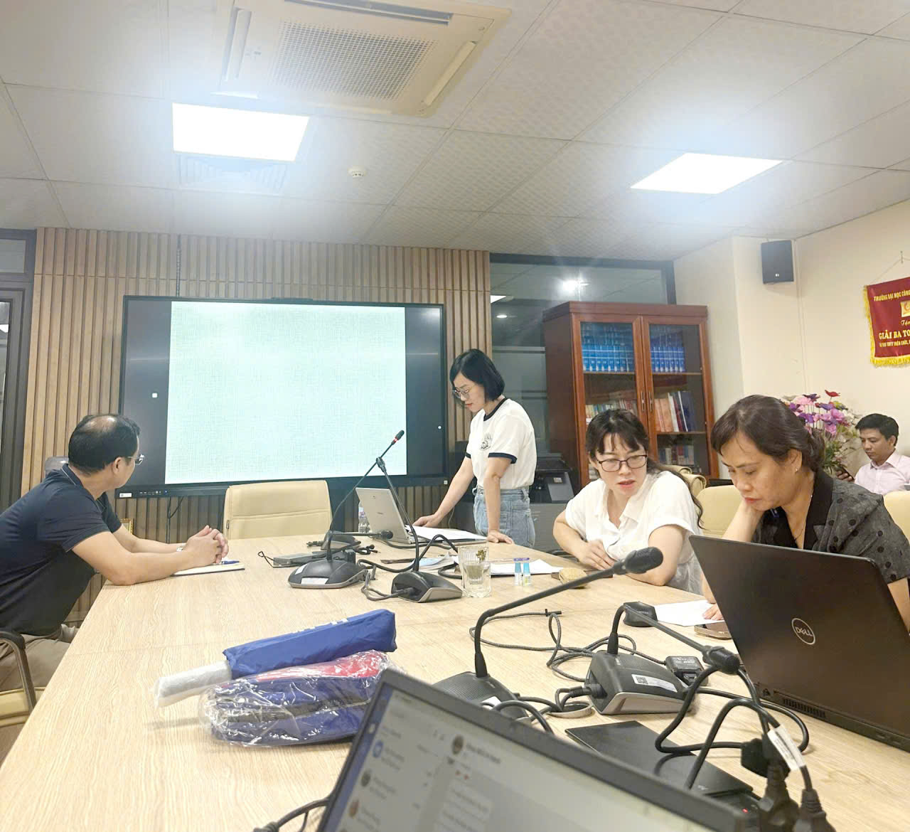 Khoa lý luận chính trị - pháp luật tổ chức hội nghị báo cáo chuyên đề chuyên sâu lĩnh vực lý luận chính trị, pháp luật đợt 2 năm học 2025 - 2026