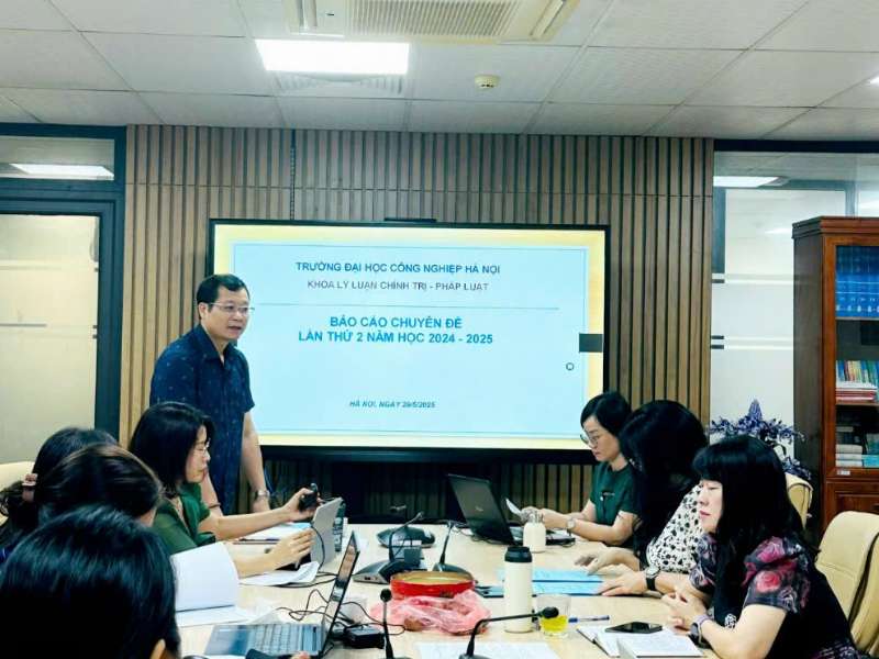 Ba bài Báo cáo chuyên đề đợt 2 năm học 2024 - 2025 của các nhóm tác giả trở thành buổi tọa đàm học thuật sôi nổi, ý nghĩa của toàn bộ giảng viên Khoa Lý luận Chính trị - Pháp luật