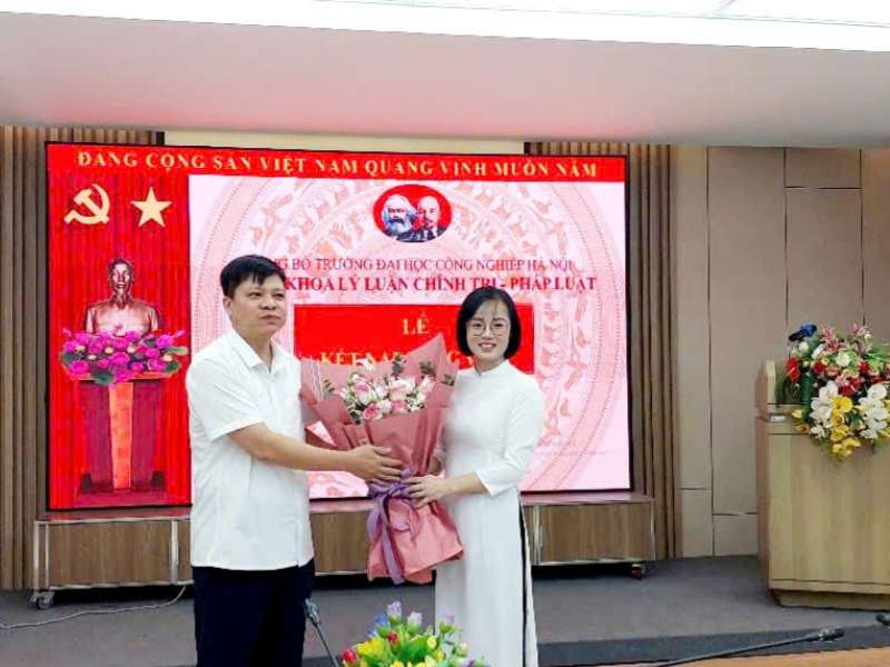 Chi bộ Khoa Lý luận Chính trị - Pháp luật tổ chức kết nạp quần chúng Nguyễn Nữ Huyền trở thành đảng viên thứ 32 của Chi bộ