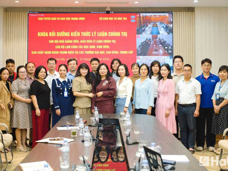 Giảng viên Khoa Lý luận Chính trị - Pháp luật tích cực tham gia đợt tập huấn bồi dưỡng lý luận chính trị năm 2025